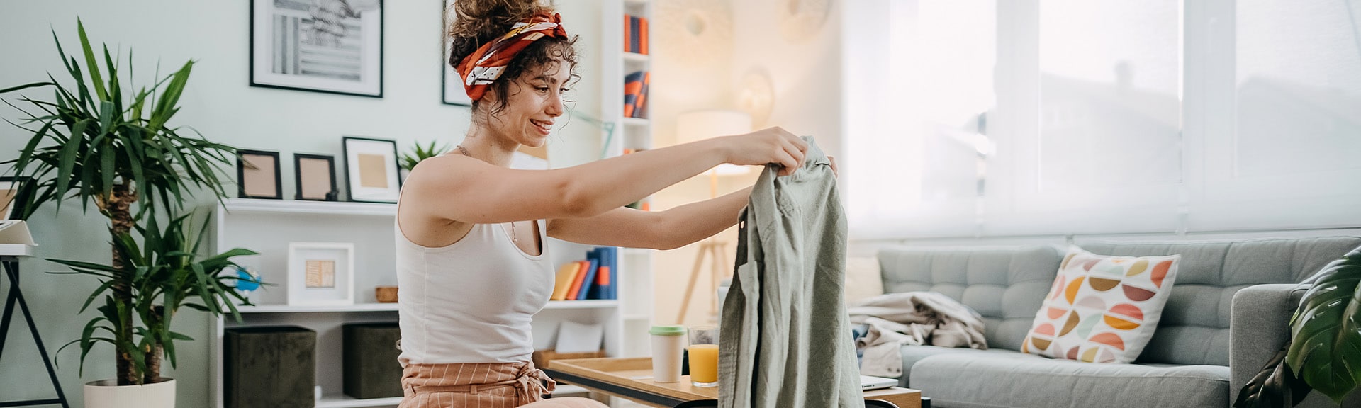 mulher a preparar mala para viajar