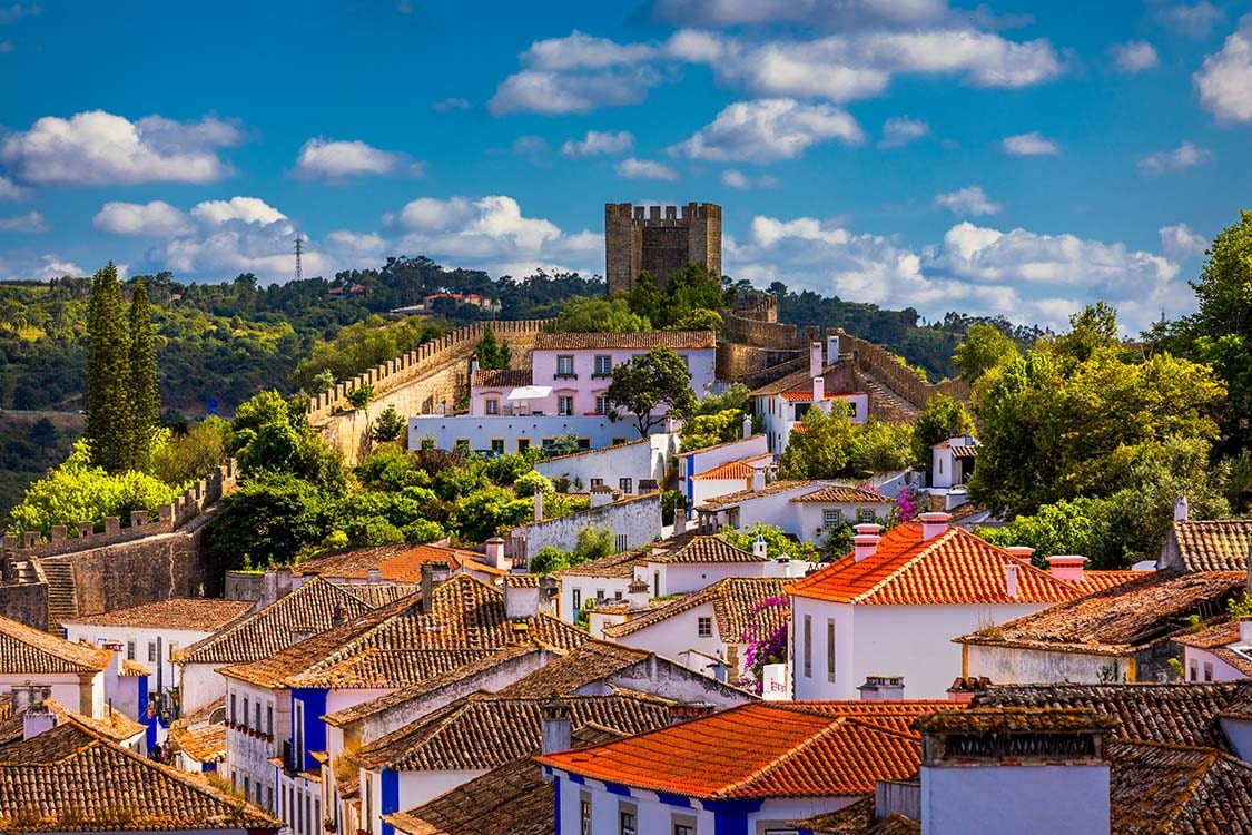 Óbidos o que visitar: vista de rua da fortaleza medieval em Óbidos. Portugal.