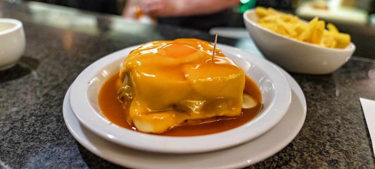 Francesinha prato típico Porto