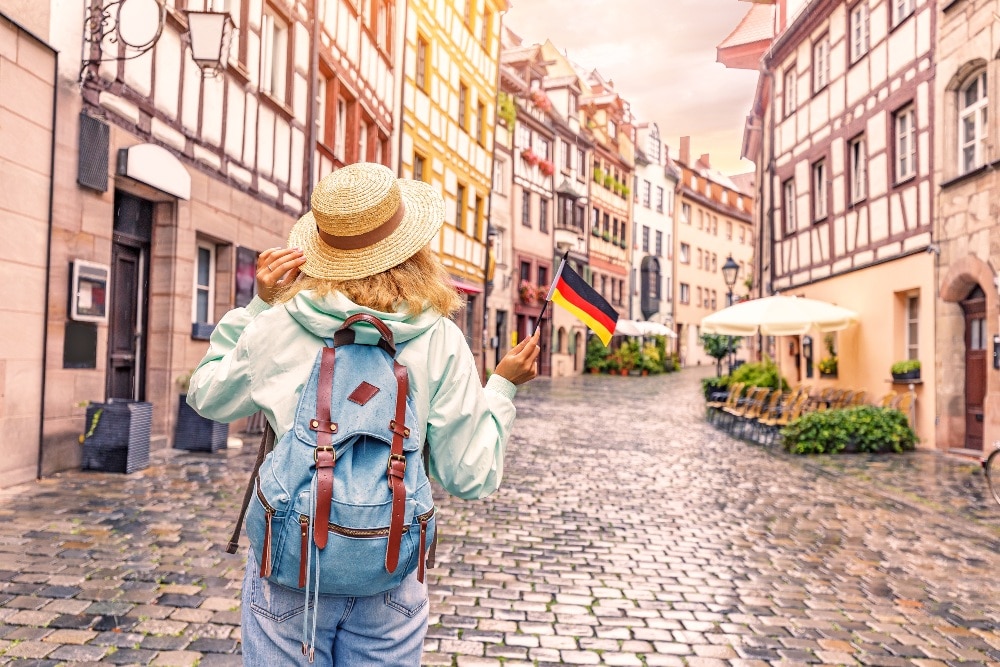 Rapariga a passear nas ruas da Alemanha