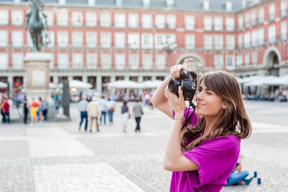 Turista em Madrid a tirar fotografias