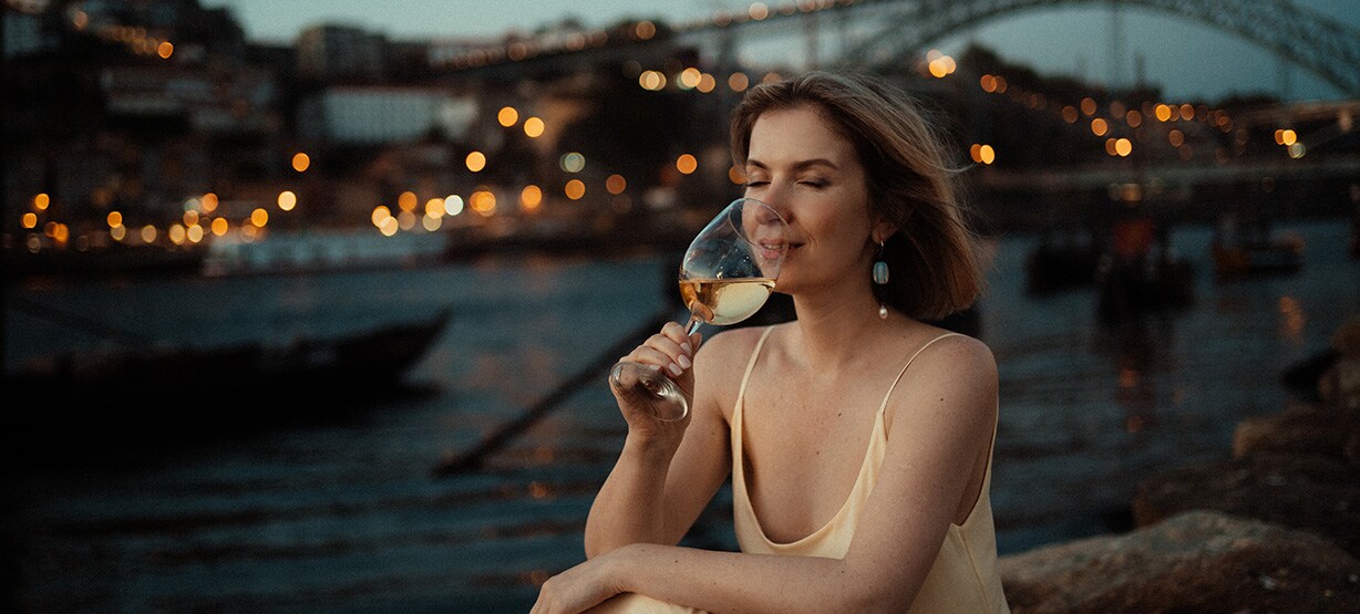 mulher a beber vinho na ribeira do Porto