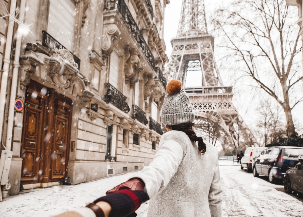 Casal em Paris na neve