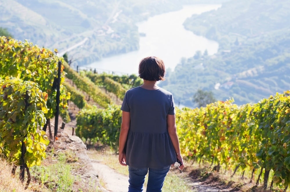 Mulher a passear no douro vinhateiro