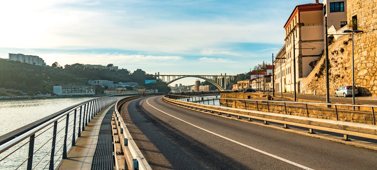 Cais das Pedras view of douro river