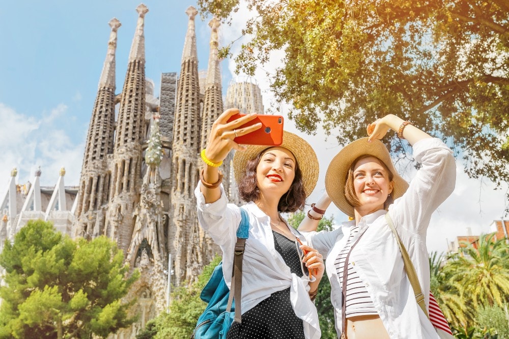 Meninas na Sagrada Familia em Barcelona