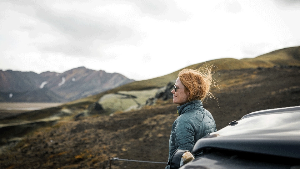 Uma mulher a admirar a paisagem vulcânica