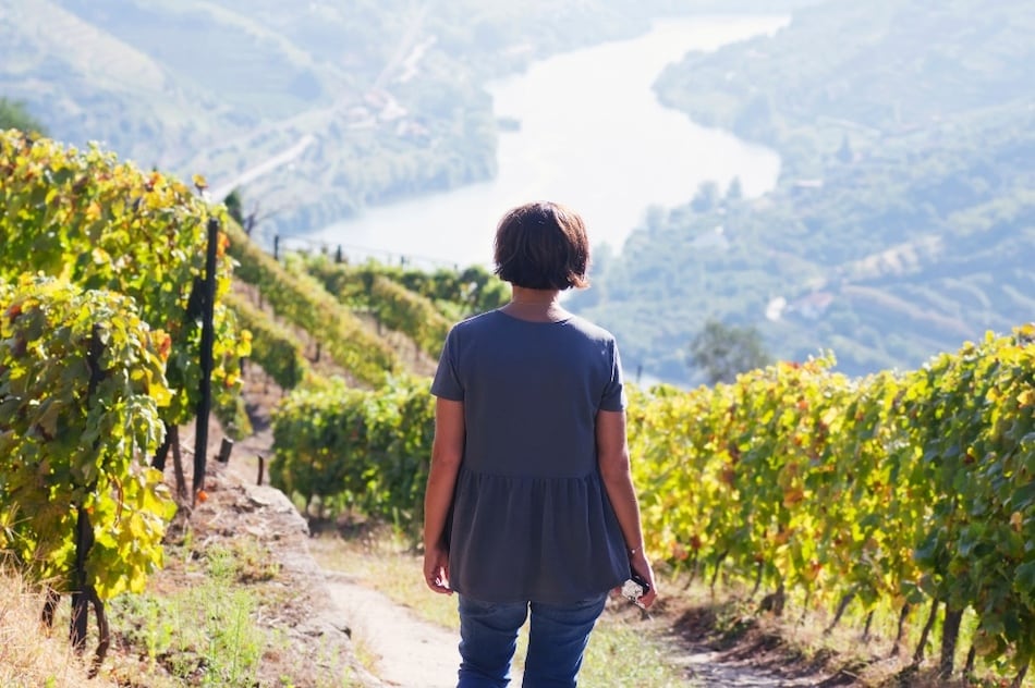 mulher a passear na vinha do Douro