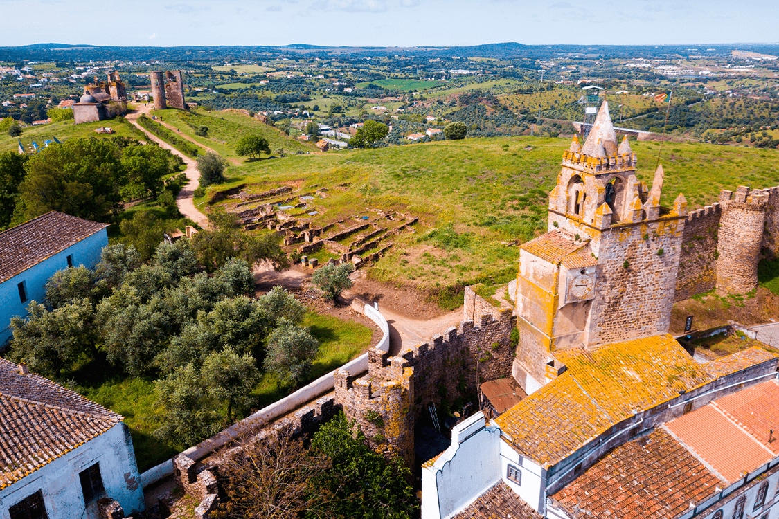 Vista aérea sobre casas e castelos