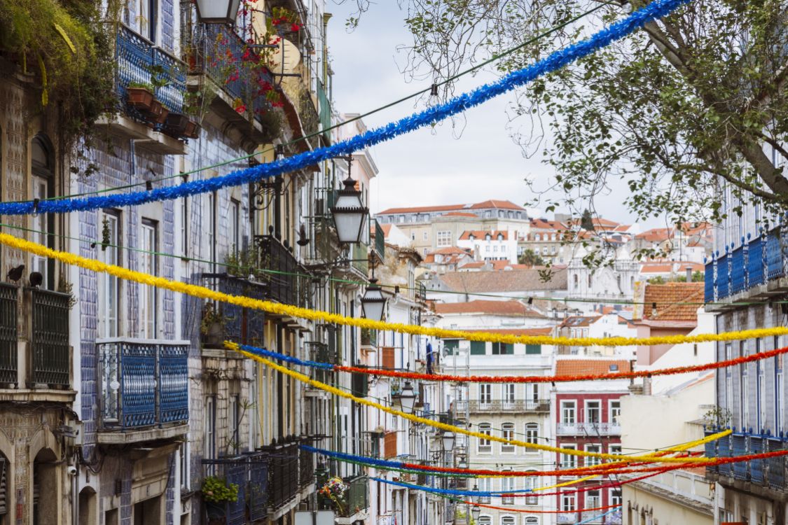 Rua de Lisboa decorada para os Santos Populares.