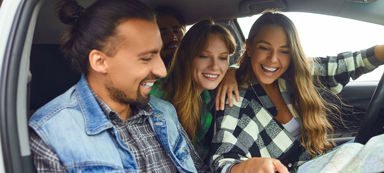 amigos dentro do carro a viajar