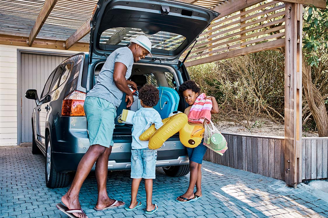 família a preparar-se para viajar