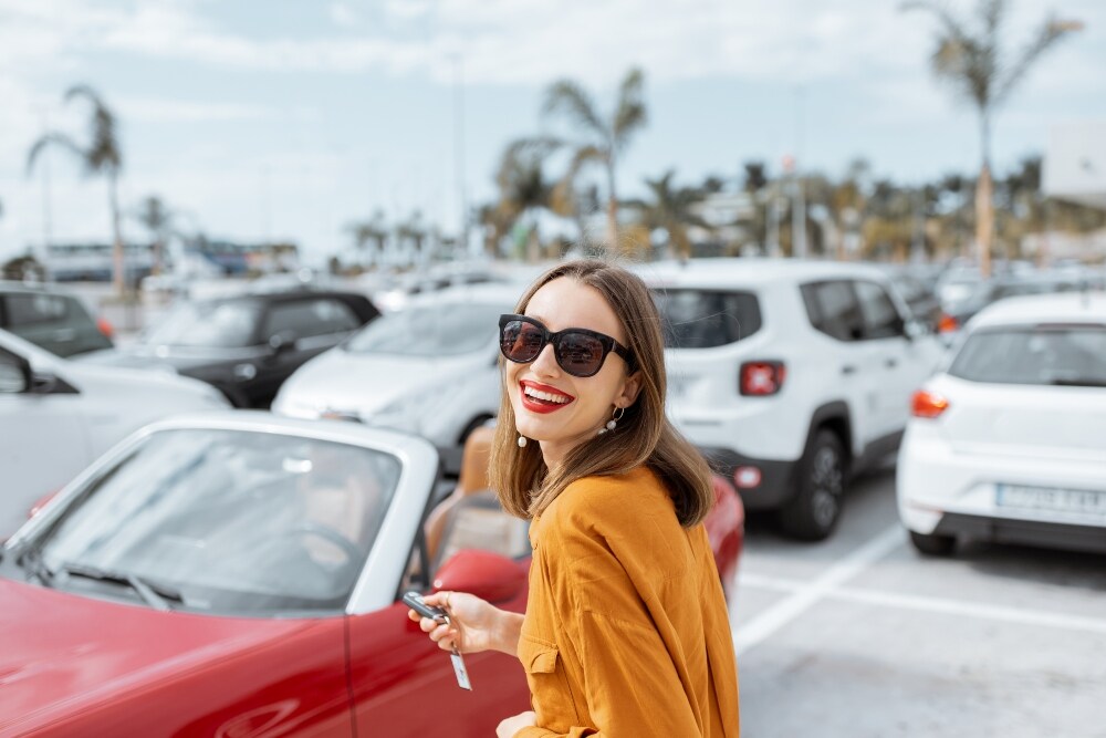 Mulher a alugar carro no aeroporto