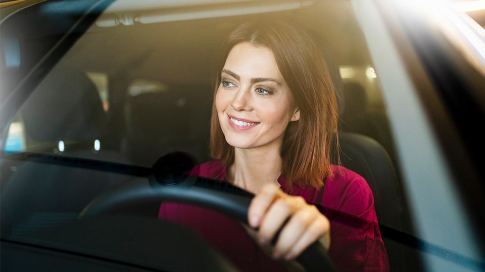 mulher a conduzir um carro