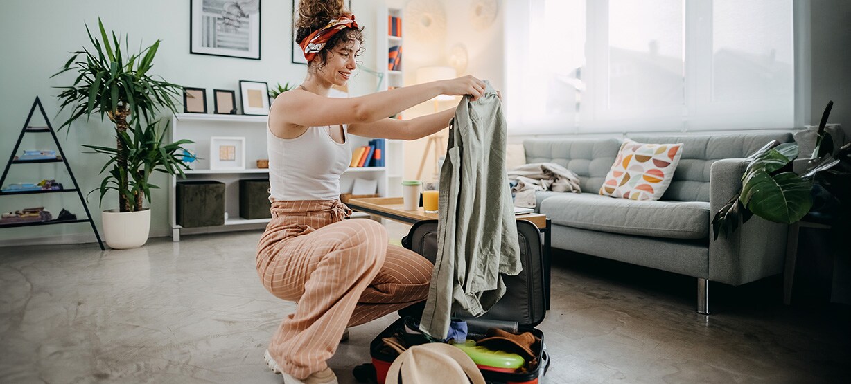 mulher a preparar mala para viajar