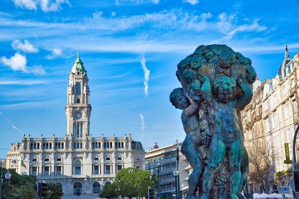 Mulher a passear no Porto