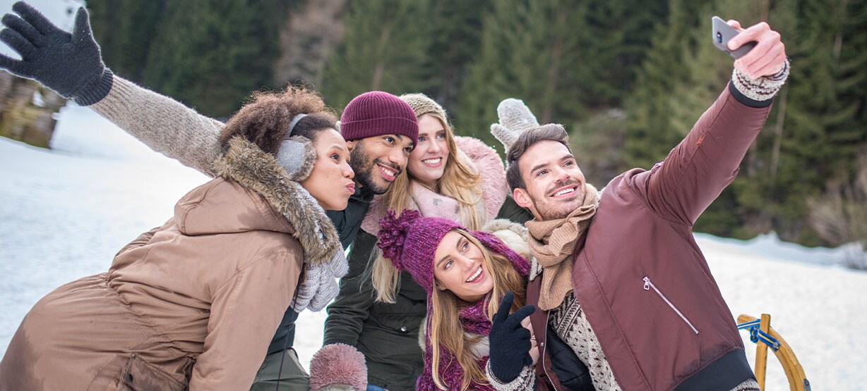 Grupo de amigos numa viagem de carro